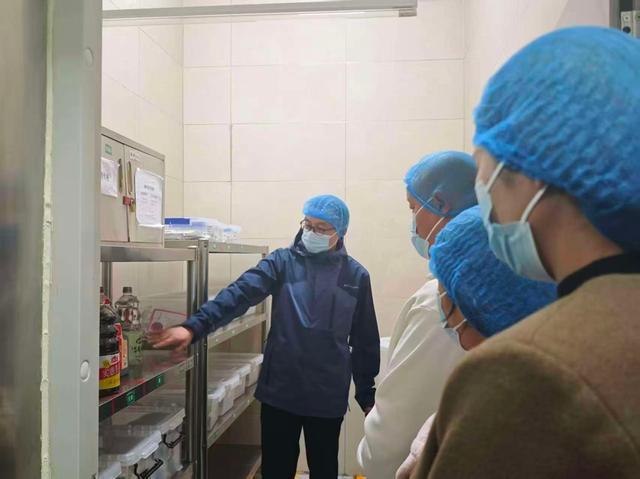 语学校举行“家长陪餐月”活动CQ9电子登录郑州市扶轮外国(图2)